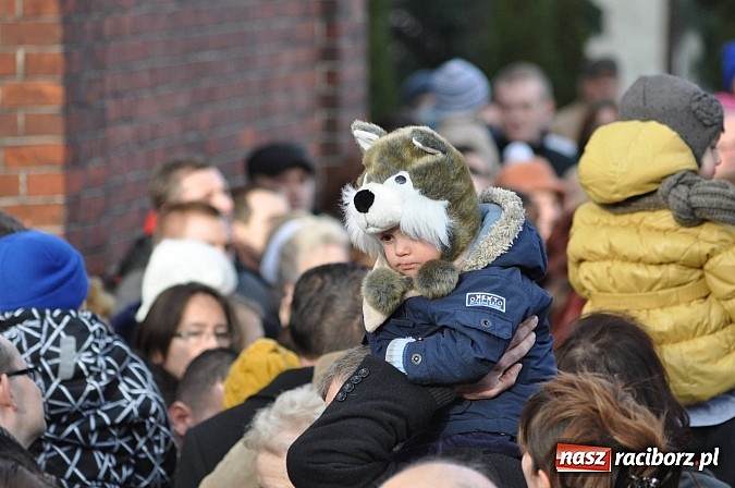 Zdjęcie w galerii na portalu naszraciborz.pl: W Brzeziu można adorować przy żywej szopce wiadomości z regionu
