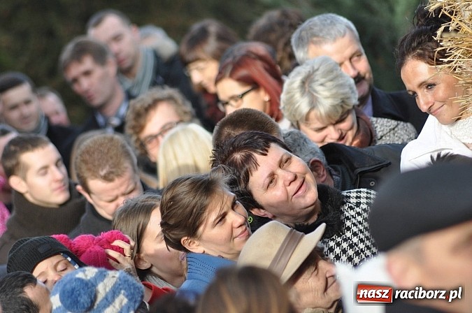 Zdjęcie w galerii na portalu naszraciborz.pl: W Brzeziu można adorować przy żywej szopce wiadomości z regionu
