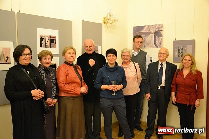 Zdjęcie w galerii na portalu naszraciborz.pl: Wernisaż wystawy fotografii Agnieszki Kubicy wiadomości z regionu