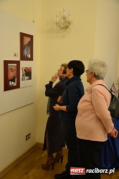 Zdjęcie w galerii na portalu naszraciborz.pl: Wernisaż wystawy fotografii Agnieszki Kubicy wiadomości z regionu