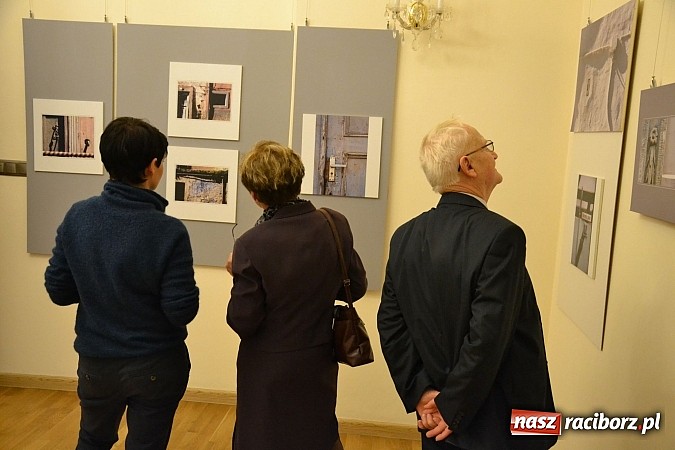 Zdjęcie w galerii na portalu naszraciborz.pl: Wernisaż wystawy fotografii Agnieszki Kubicy wiadomości z regionu