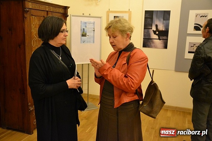 Zdjęcie w galerii na portalu naszraciborz.pl: Wernisaż wystawy fotografii Agnieszki Kubicy wiadomości z regionu