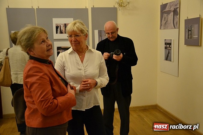 Zdjęcie w galerii na portalu naszraciborz.pl: Wernisaż wystawy fotografii Agnieszki Kubicy wiadomości z regionu