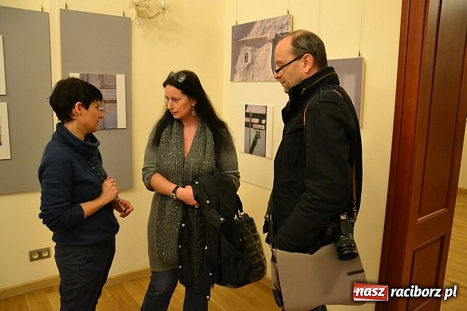 Zdjęcie w galerii na portalu naszraciborz.pl: Wernisaż wystawy fotografii Agnieszki Kubicy wiadomości z regionu