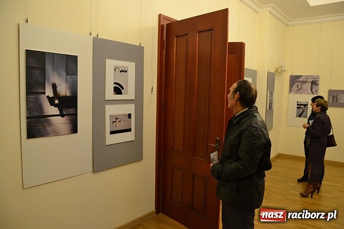 Zdjęcie w galerii na portalu naszraciborz.pl: Wernisaż wystawy fotografii Agnieszki Kubicy wiadomości z regionu