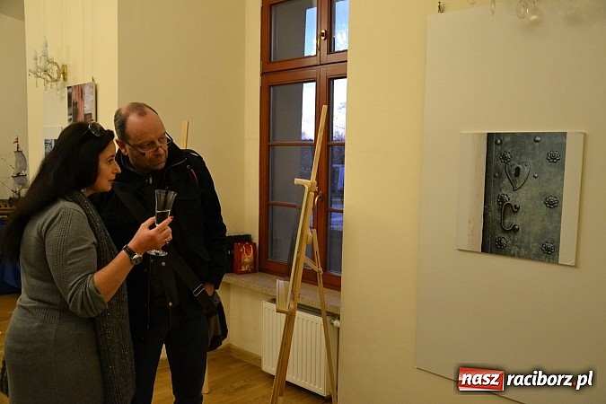 Zdjęcie w galerii na portalu naszraciborz.pl: Wernisaż wystawy fotografii Agnieszki Kubicy wiadomości z regionu