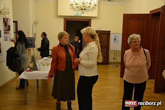 Zdjęcie w galerii na portalu naszraciborz.pl: Wernisaż wystawy fotografii Agnieszki Kubicy wiadomości z regionu