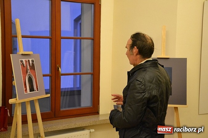 Zdjęcie w galerii na portalu naszraciborz.pl: Wernisaż wystawy fotografii Agnieszki Kubicy wiadomości z regionu