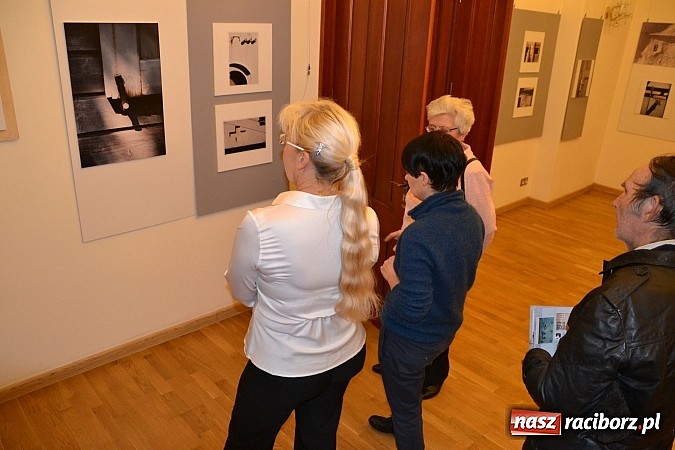 Zdjęcie w galerii na portalu naszraciborz.pl: Wernisaż wystawy fotografii Agnieszki Kubicy wiadomości z regionu