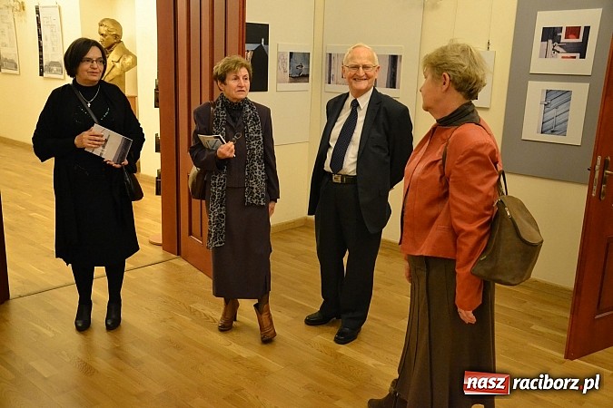 Zdjęcie w galerii na portalu naszraciborz.pl: Wernisaż wystawy fotografii Agnieszki Kubicy wiadomości z regionu