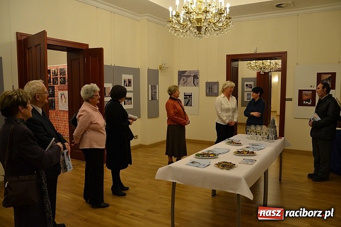 Zdjęcie w galerii na portalu naszraciborz.pl: Wernisaż wystawy fotografii Agnieszki Kubicy wiadomości z regionu