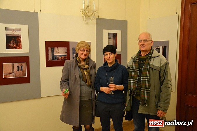 Zdjęcie w galerii na portalu naszraciborz.pl: Wernisaż wystawy fotografii Agnieszki Kubicy wiadomości z regionu