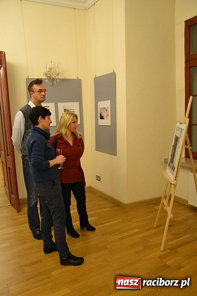 Zdjęcie w galerii na portalu naszraciborz.pl: Wernisaż wystawy fotografii Agnieszki Kubicy wiadomości z regionu