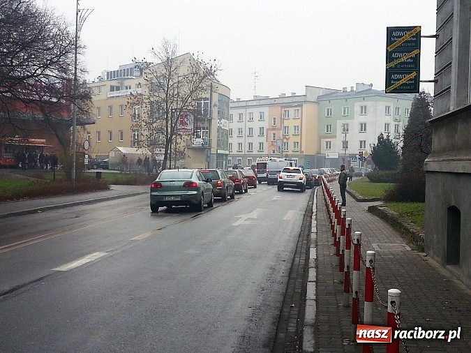 Zdjęcie w galerii na portalu naszraciborz.pl: Potrącenie pieszej na pasach przy Kauflandzie wiadomości z regionu