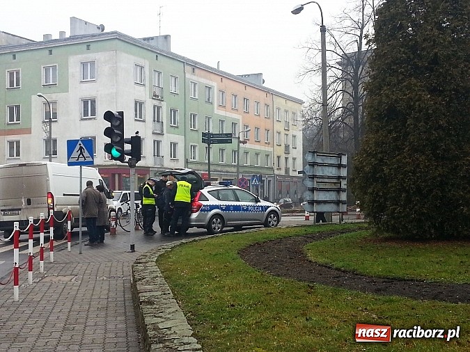 Zdjęcie w galerii na portalu naszraciborz.pl: Potrącenie pieszej na pasach przy Kauflandzie wiadomości z regionu