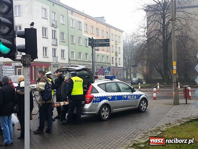 Zdjęcie w galerii na portalu naszraciborz.pl: Potrącenie pieszej na pasach przy Kauflandzie wiadomości z regionu