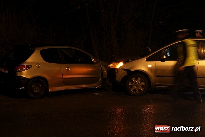 Zdjęcie w galerii na portalu naszraciborz.pl: Zderzenie peugeota z fordem na Rybnickiej wiadomości z regionu
