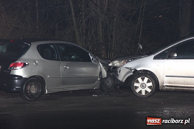 Zdjęcie w galerii na portalu naszraciborz.pl: Zderzenie peugeota z fordem na Rybnickiej wiadomości z regionu