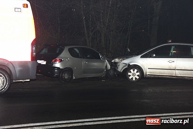 Zdjęcie w galerii na portalu naszraciborz.pl: Zderzenie peugeota z fordem na Rybnickiej wiadomości z regionu