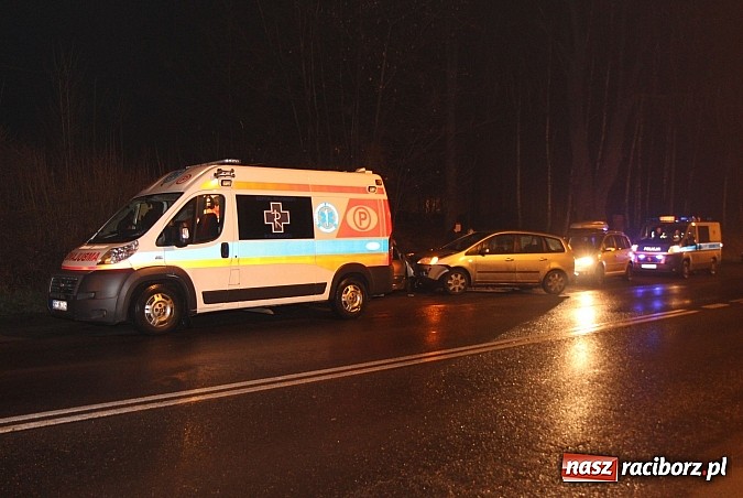 Zdjęcie w galerii na portalu naszraciborz.pl: Zderzenie peugeota z fordem na Rybnickiej wiadomości z regionu