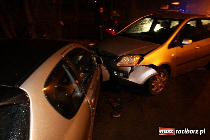 Zdjęcie w galerii na portalu naszraciborz.pl: Zderzenie peugeota z fordem na Rybnickiej wiadomości z regionu