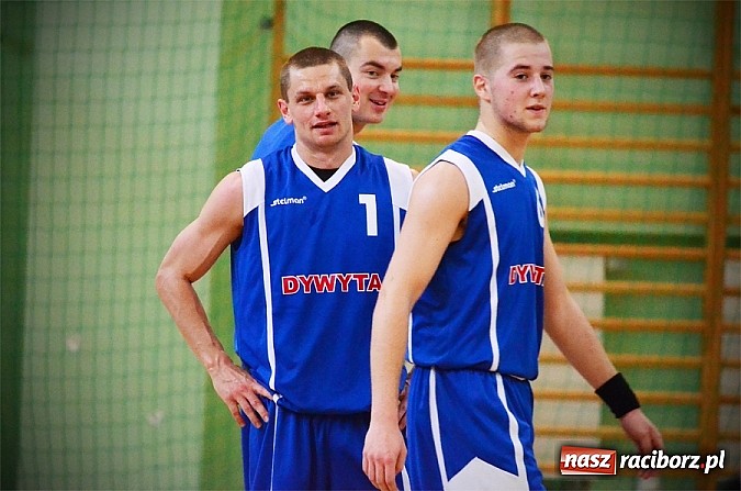 Zdjęcie w galerii na portalu naszraciborz.pl: Koszykówka. Maciek Kowalski z triple-double wiadomości z regionu