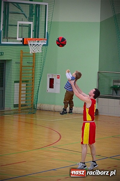 Zdjęcie w galerii na portalu naszraciborz.pl: Koszykówka. Maciek Kowalski z triple-double wiadomości z regionu