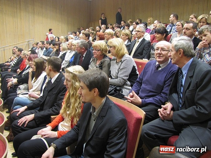 Zdjęcie w galerii na portalu naszraciborz.pl: Wyremontowana sala MOKSiR-u w Kuźni Raciborskiej uroczyście otwarta wiadomości z regionu