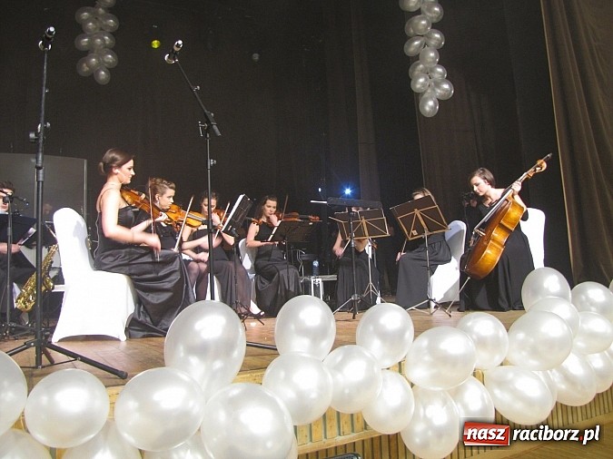 Zdjęcie w galerii na portalu naszraciborz.pl: Wyremontowana sala MOKSiR-u w Kuźni Raciborskiej uroczyście otwarta wiadomości z regionu