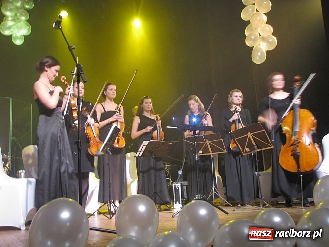 Zdjęcie w galerii na portalu naszraciborz.pl: Wyremontowana sala MOKSiR-u w Kuźni Raciborskiej uroczyście otwarta wiadomości z regionu