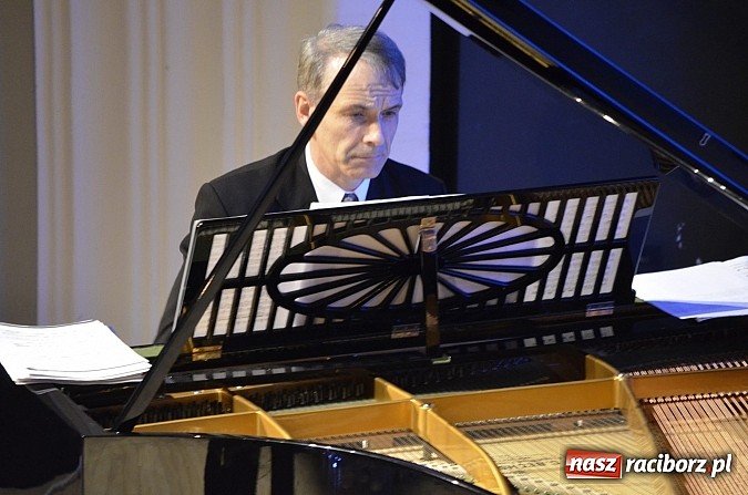 Zdjęcie w galerii na portalu naszraciborz.pl: Kałudi Kałudow z koncertem noworocznym w RCK wiadomości z regionu