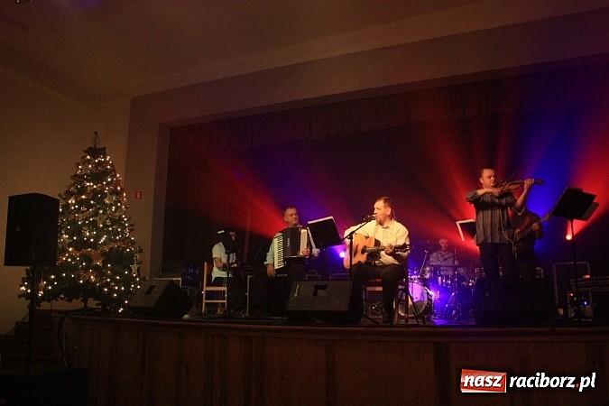 Zdjęcie w galerii na portalu naszraciborz.pl: Kolędowanie ze Stonehenge w Krzanowicach wiadomości z regionu
