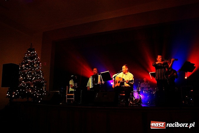 Zdjęcie w galerii na portalu naszraciborz.pl: Kolędowanie ze Stonehenge w Krzanowicach wiadomości z regionu