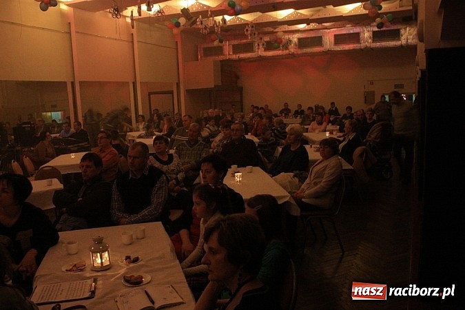 Zdjęcie w galerii na portalu naszraciborz.pl: Kolędowanie ze Stonehenge w Krzanowicach wiadomości z regionu