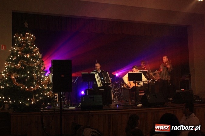 Zdjęcie w galerii na portalu naszraciborz.pl: Kolędowanie ze Stonehenge w Krzanowicach wiadomości z regionu