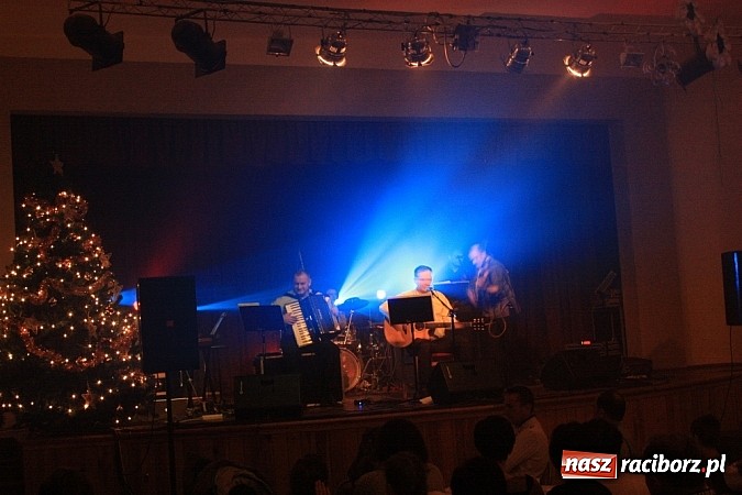 Zdjęcie w galerii na portalu naszraciborz.pl: Kolędowanie ze Stonehenge w Krzanowicach wiadomości z regionu