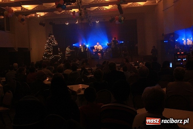 Zdjęcie w galerii na portalu naszraciborz.pl: Kolędowanie ze Stonehenge w Krzanowicach wiadomości z regionu