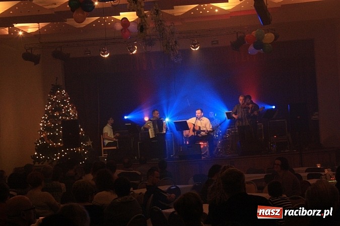 Zdjęcie w galerii na portalu naszraciborz.pl: Kolędowanie ze Stonehenge w Krzanowicach wiadomości z regionu