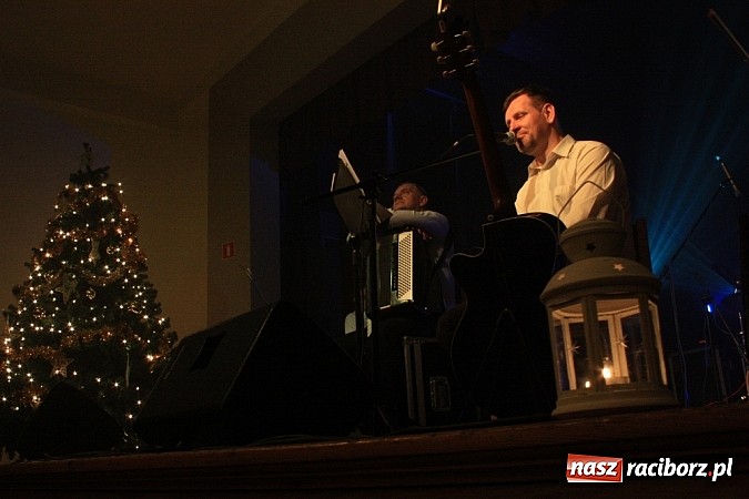 Zdjęcie w galerii na portalu naszraciborz.pl: Kolędowanie ze Stonehenge w Krzanowicach wiadomości z regionu