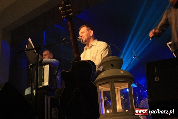 Zdjęcie w galerii na portalu naszraciborz.pl: Kolędowanie ze Stonehenge w Krzanowicach wiadomości z regionu