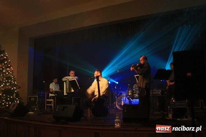 Zdjęcie w galerii na portalu naszraciborz.pl: Kolędowanie ze Stonehenge w Krzanowicach wiadomości z regionu