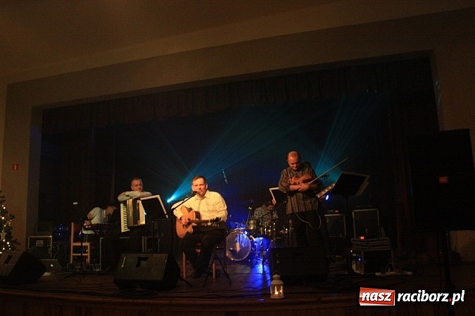 Zdjęcie w galerii na portalu naszraciborz.pl: Kolędowanie ze Stonehenge w Krzanowicach wiadomości z regionu