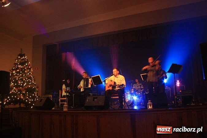 Zdjęcie w galerii na portalu naszraciborz.pl: Kolędowanie ze Stonehenge w Krzanowicach wiadomości z regionu