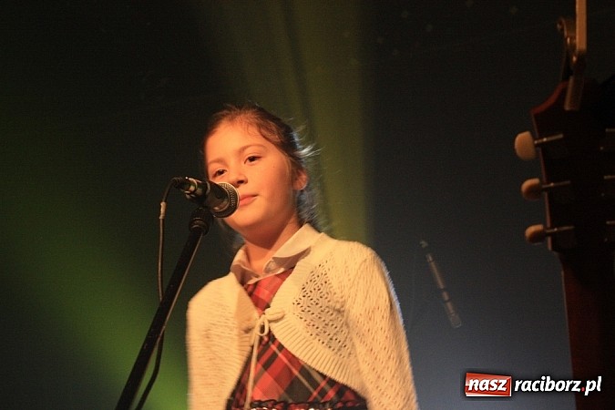 Zdjęcie w galerii na portalu naszraciborz.pl: Kolędowanie ze Stonehenge w Krzanowicach wiadomości z regionu