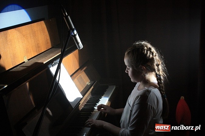 Zdjęcie w galerii na portalu naszraciborz.pl: Kolędowanie ze Stonehenge w Krzanowicach wiadomości z regionu