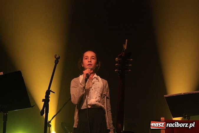 Zdjęcie w galerii na portalu naszraciborz.pl: Kolędowanie ze Stonehenge w Krzanowicach wiadomości z regionu