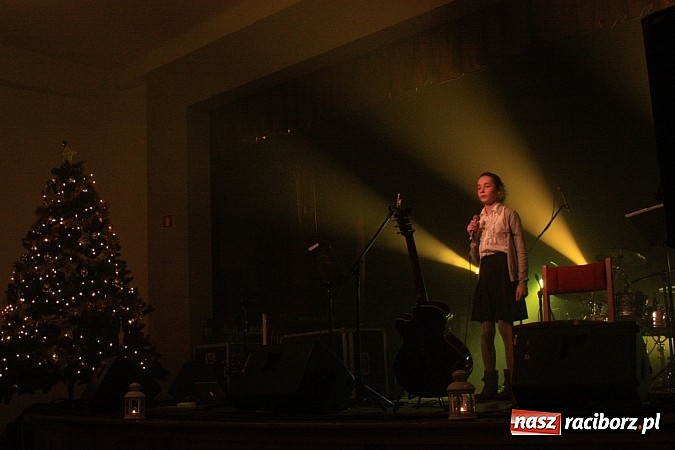 Zdjęcie w galerii na portalu naszraciborz.pl: Kolędowanie ze Stonehenge w Krzanowicach wiadomości z regionu