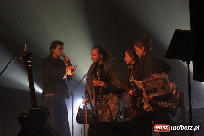 Zdjęcie w galerii na portalu naszraciborz.pl: Kolędowanie ze Stonehenge w Krzanowicach wiadomości z regionu