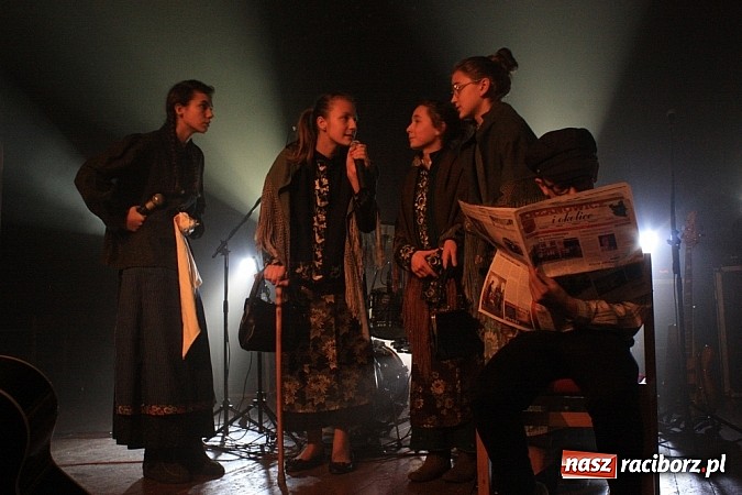 Zdjęcie w galerii na portalu naszraciborz.pl: Kolędowanie ze Stonehenge w Krzanowicach wiadomości z regionu