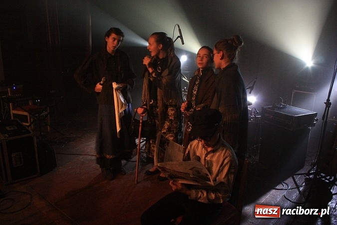 Zdjęcie w galerii na portalu naszraciborz.pl: Kolędowanie ze Stonehenge w Krzanowicach wiadomości z regionu